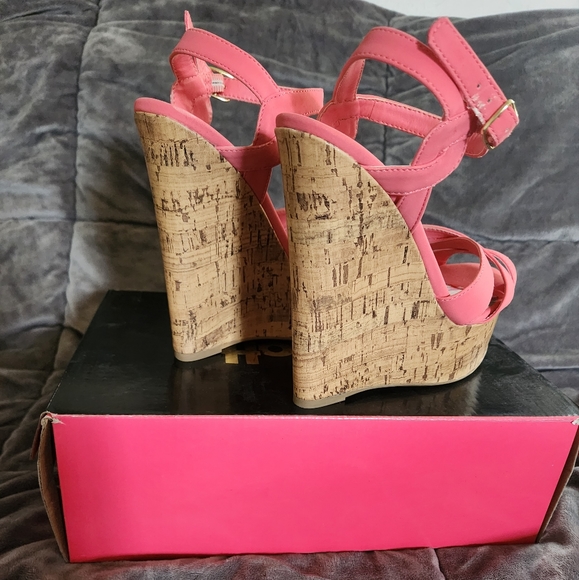 Coral Heels size 7 - Picture 2 of 4